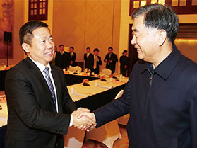 十九届中央政治局常委，第十三届全国政协主席汪洋与周海江握手合影